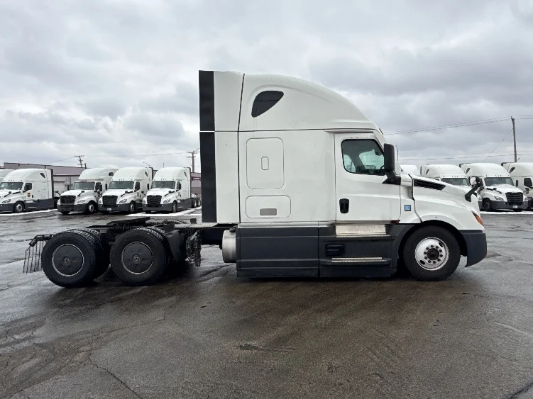 2023 Freightliner Cascadia - image 8