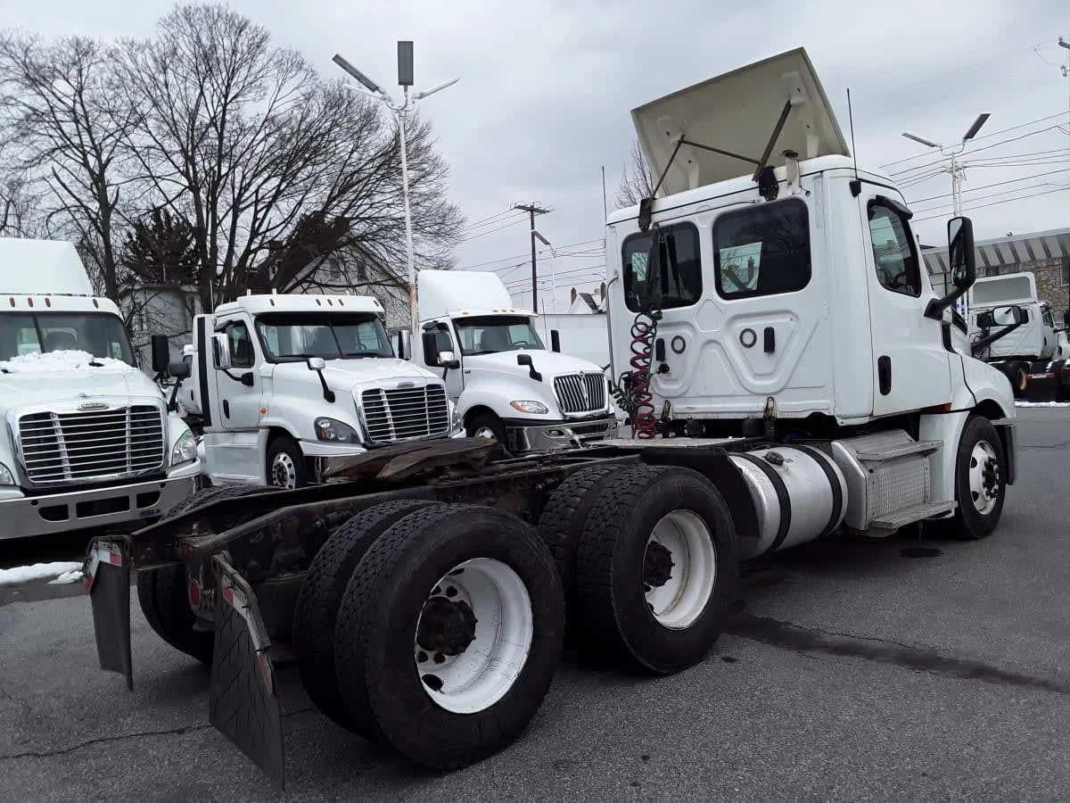 2019 Freightliner Cascadia - image 4