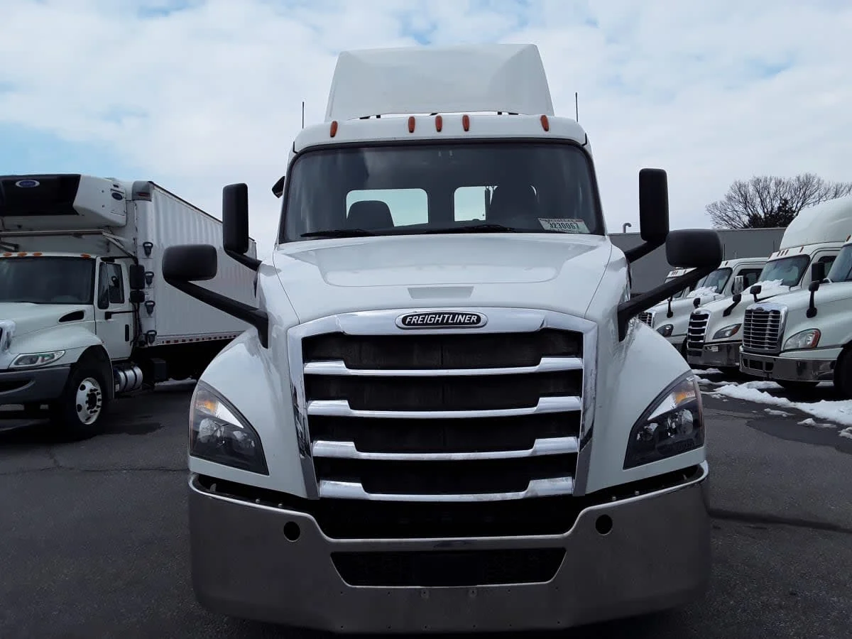 2019 Freightliner Cascadia in Allentown, PA — photo 2