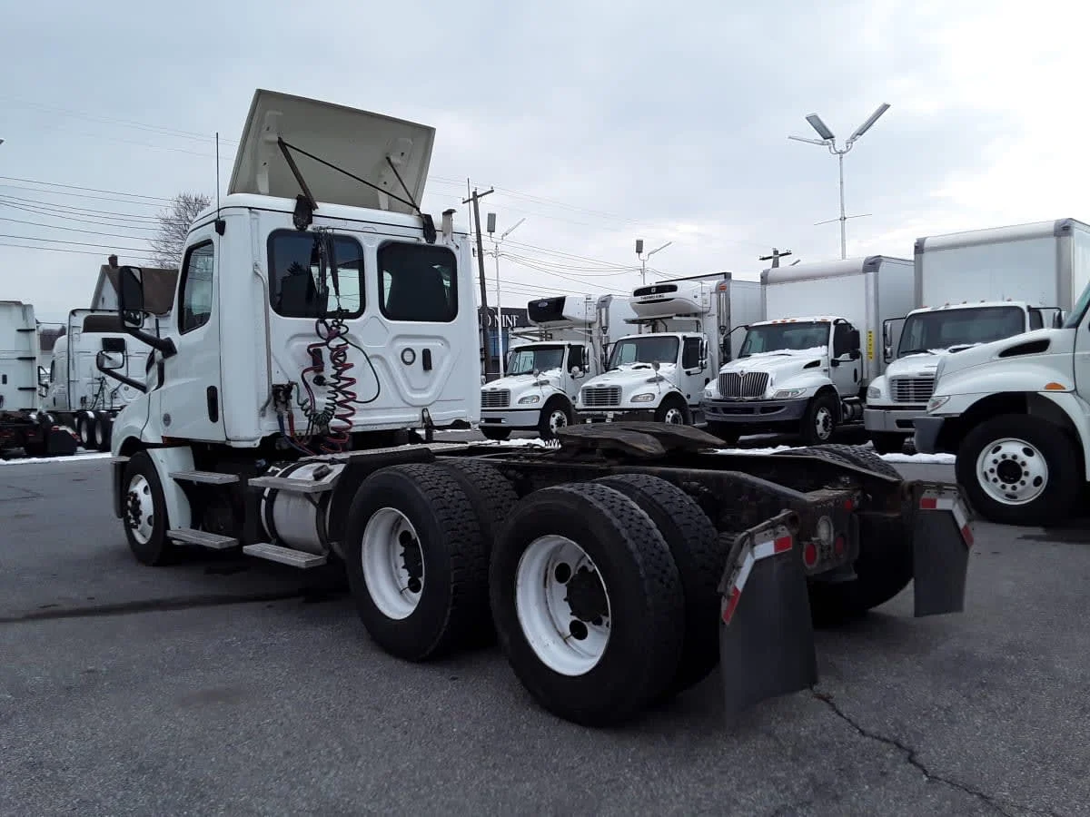 2019 Freightliner Cascadia in Allentown, PA — photo 6