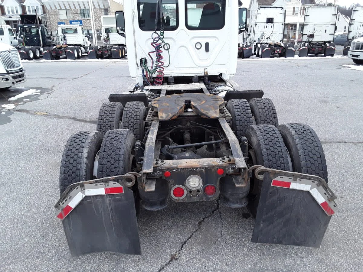 2019 Freightliner Cascadia in Allentown, PA — photo 11