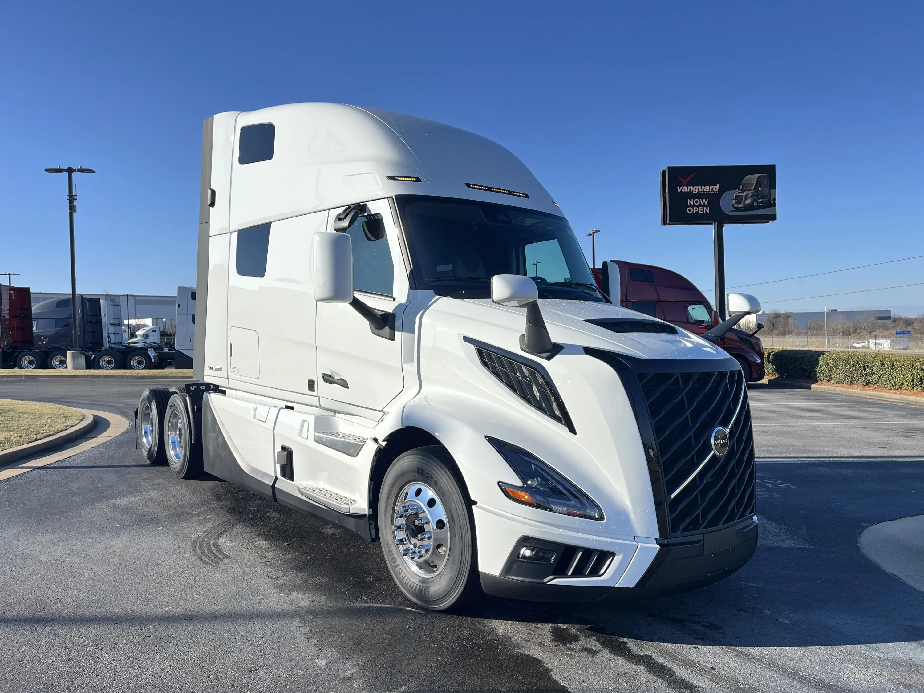 2027 Volvo VNL 860 in LA VERGNE, TN