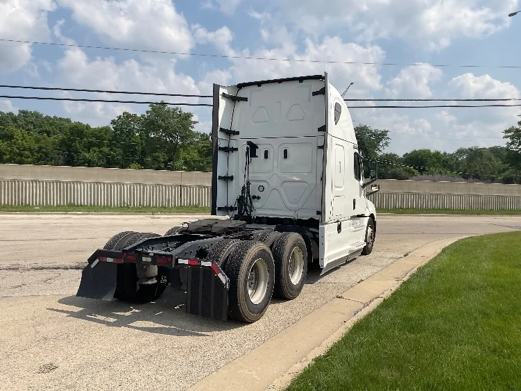 2022 Freightliner Cascadia in Milwaukee, WI — photo 7