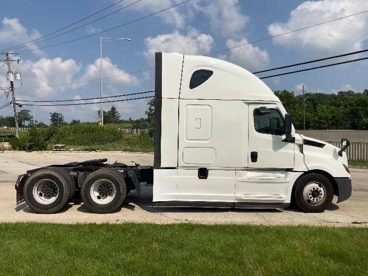 2022 Freightliner Cascadia in Milwaukee, WI — photo 8