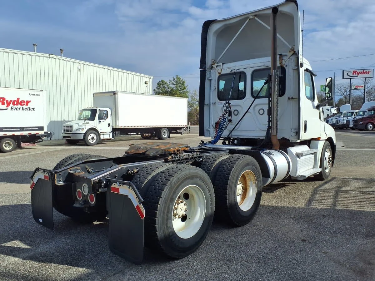2019 Freightliner Cascadia in Knoxville, TN — photo 4