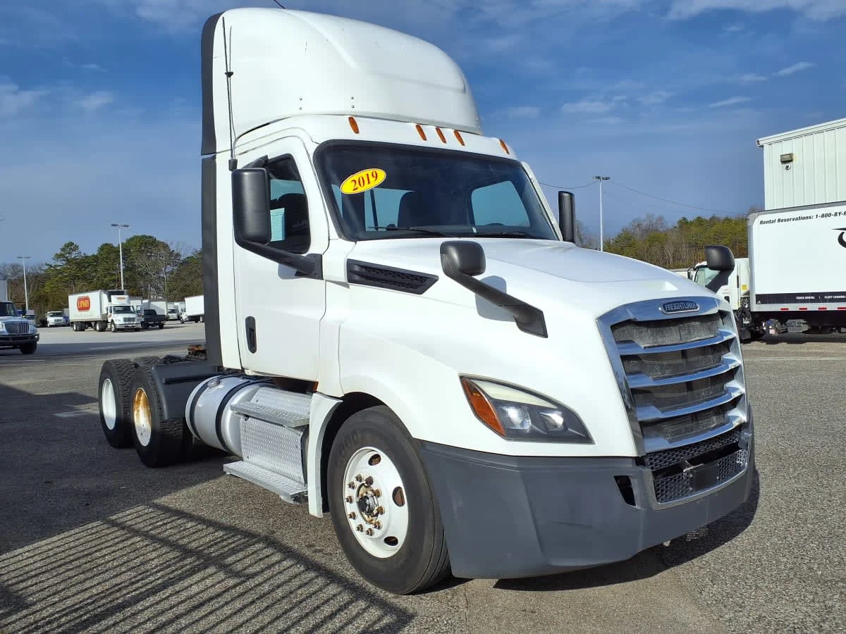 2019 Freightliner Cascadia in Knoxville, TN — photo 3