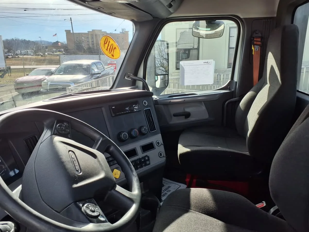 2019 Freightliner Cascadia in Knoxville, TN — photo 7