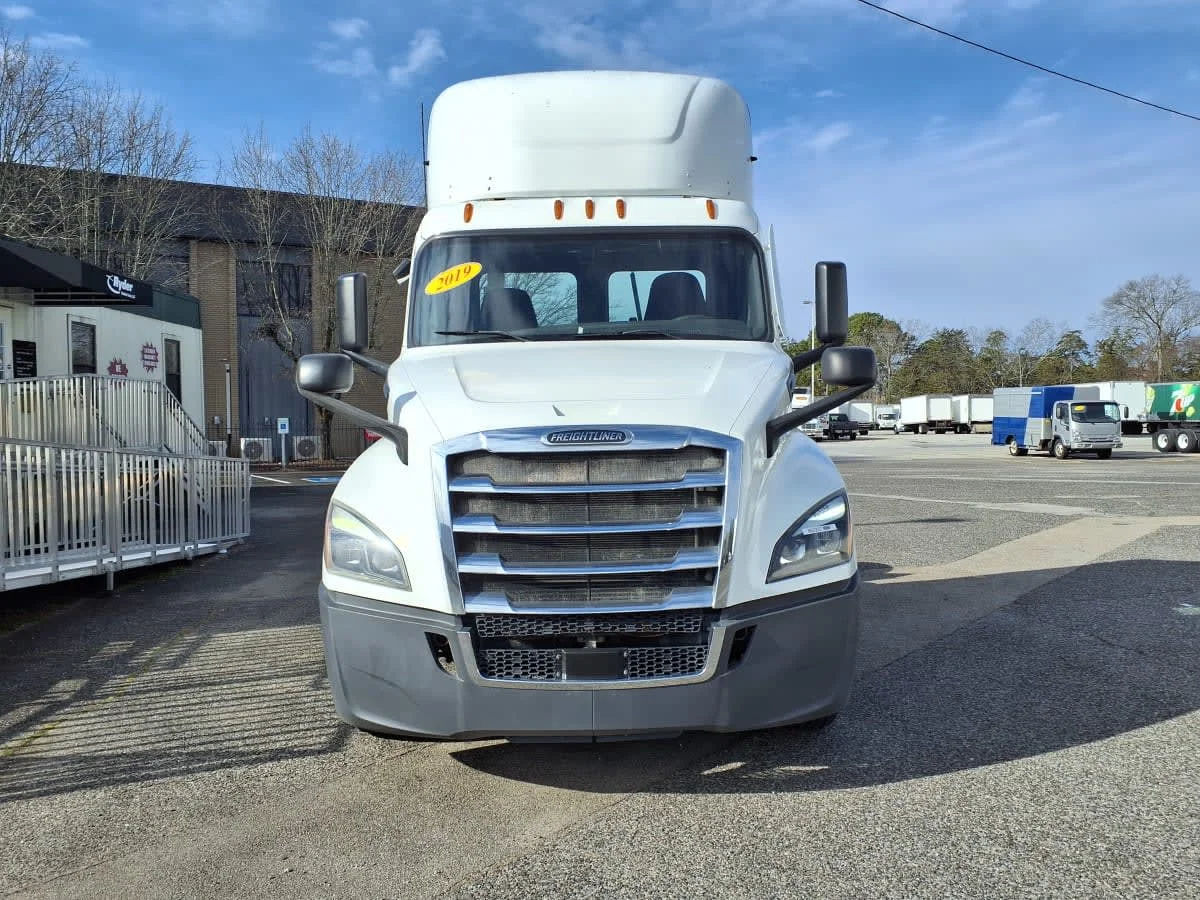 2019 Freightliner Cascadia in Knoxville, TN — photo 2