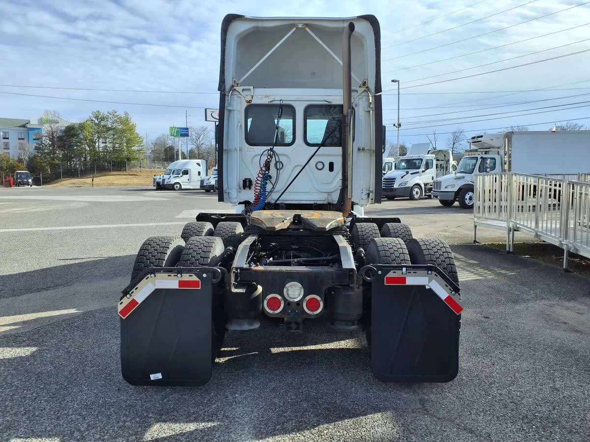 2019 Freightliner Cascadia in Knoxville, TN — photo 5