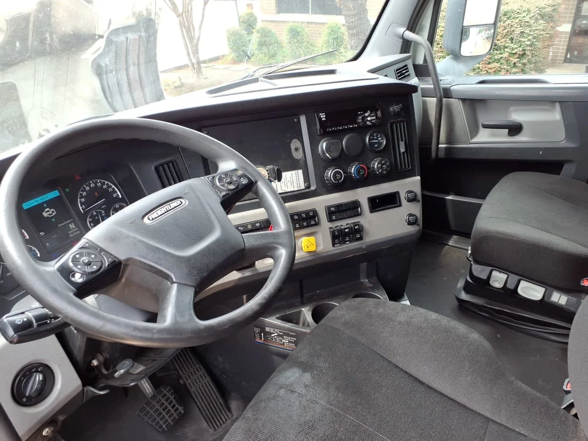 2020 Freightliner Cascadia in Houston, TX — photo 7