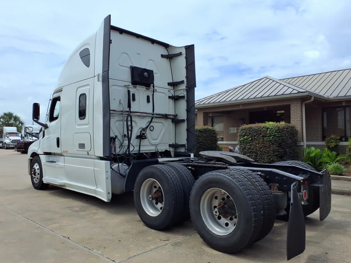 2020 Freightliner Cascadia in Houston, TX — photo 6