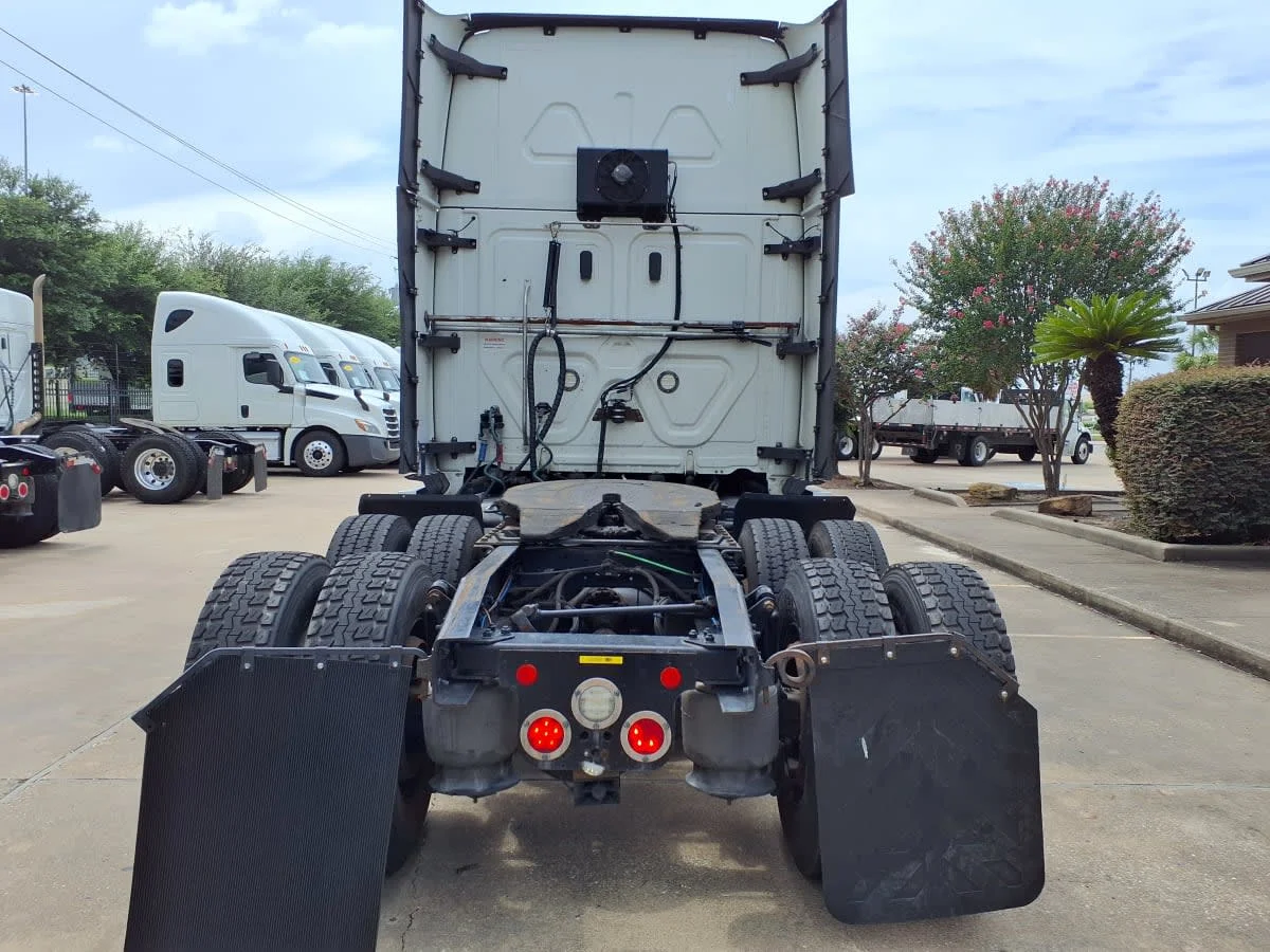 2020 Freightliner Cascadia in Houston, TX — photo 5