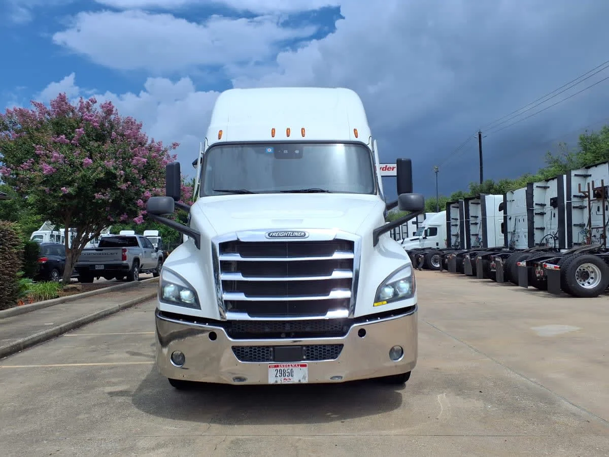 2020 Freightliner Cascadia in Houston, TX — photo 2