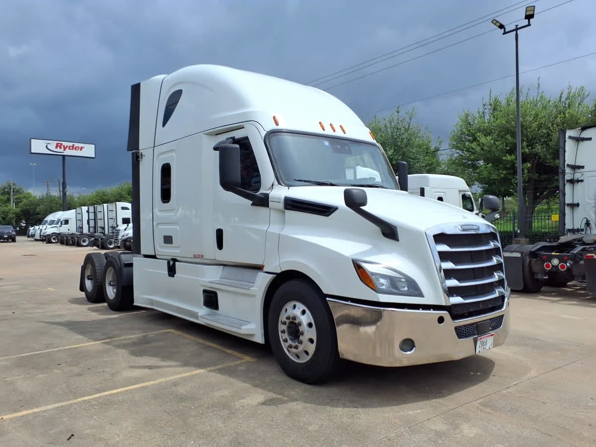 2020 Freightliner Cascadia in Houston, TX — photo 3