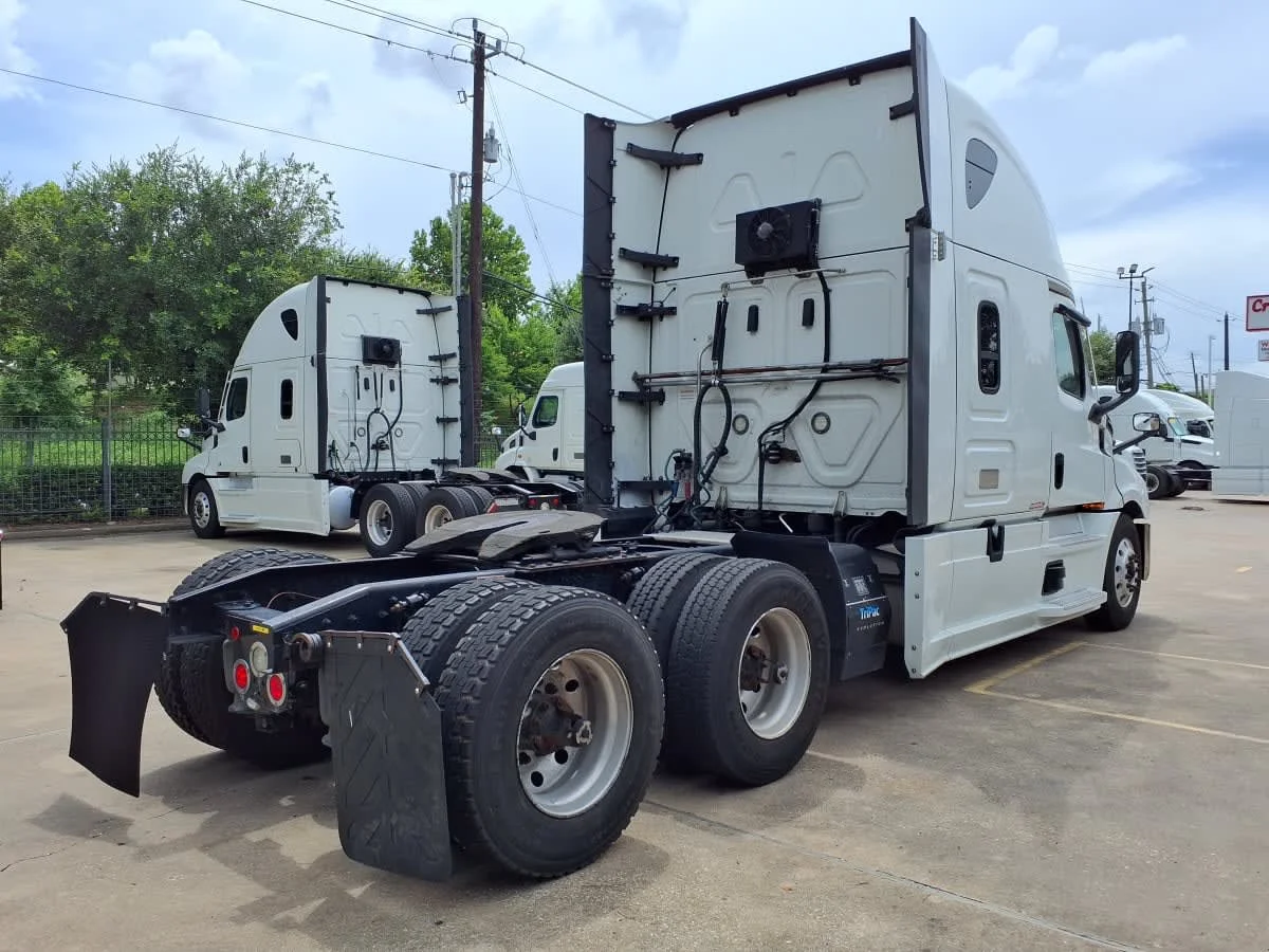 2020 Freightliner Cascadia in Houston, TX — photo 4
