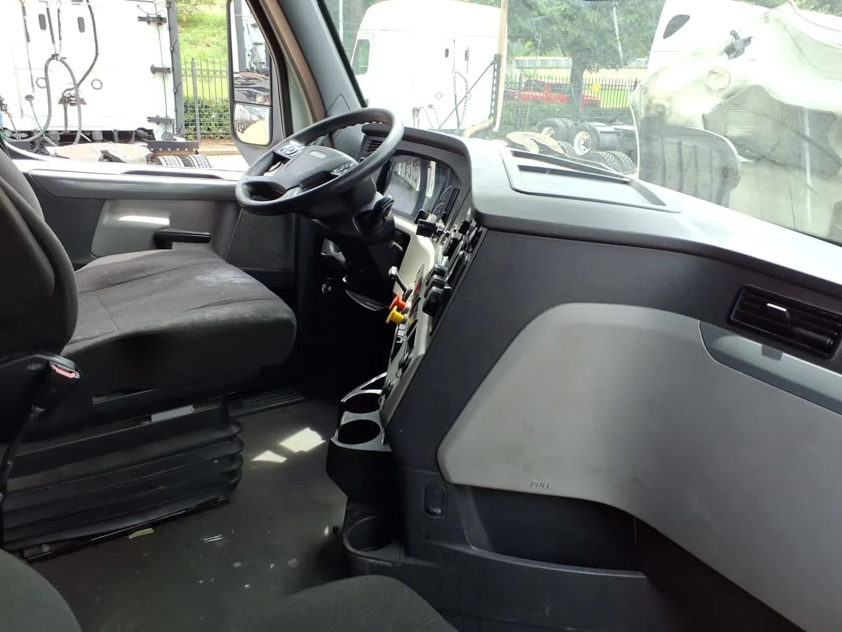 2020 Freightliner Cascadia in Houston, TX — photo 12