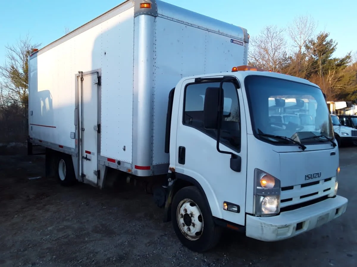 2010 Isuzu NRR - image 3