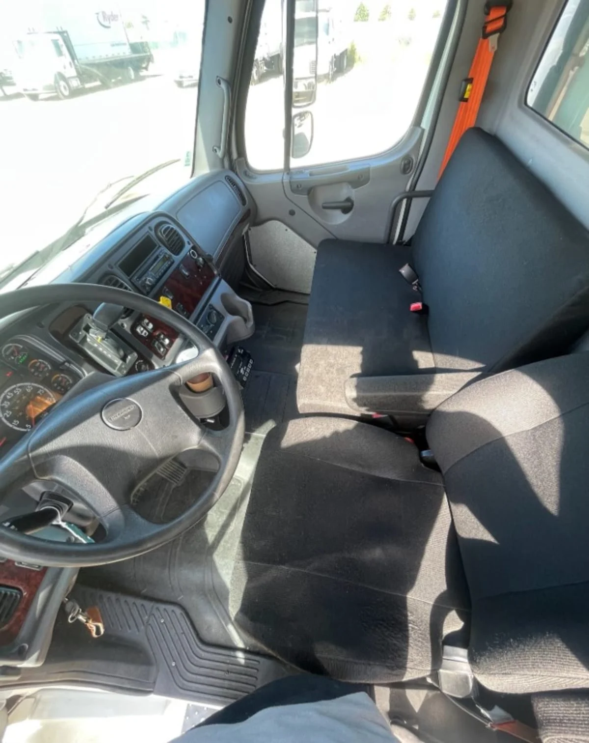 2016 Freightliner M2 106 in Hayward, CA — photo 8
