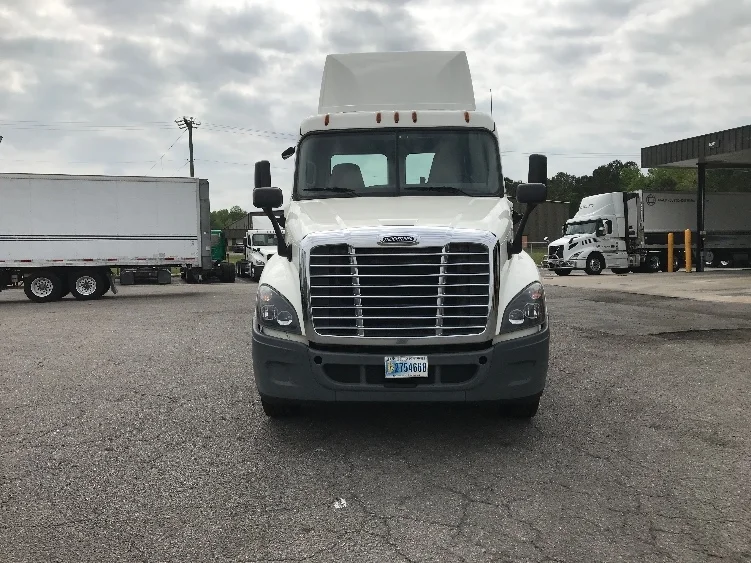 2019 Freightliner Cascadia in Norfolk, VA — photo 2