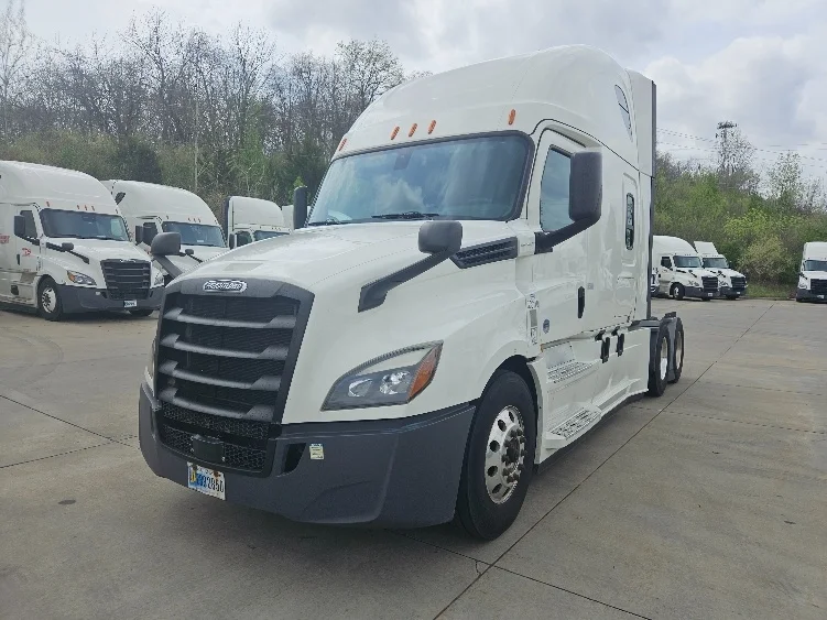 2020 Freightliner Cascadia - image 3
