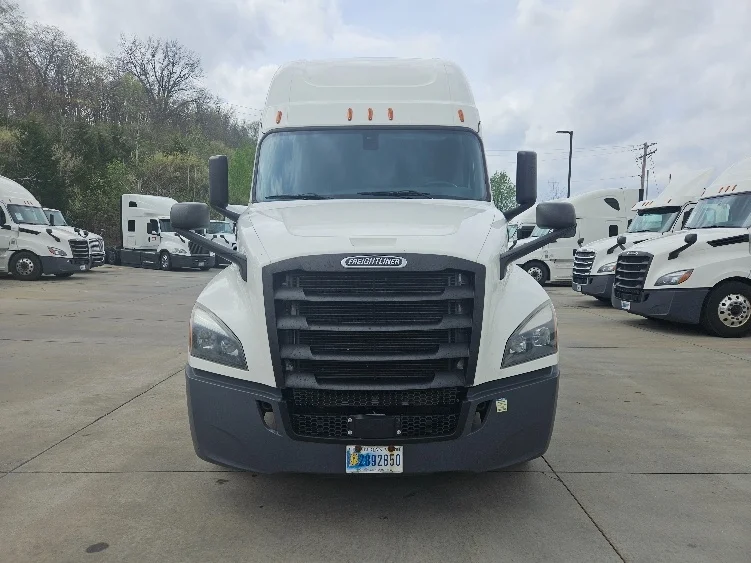 2020 Freightliner Cascadia - image 2