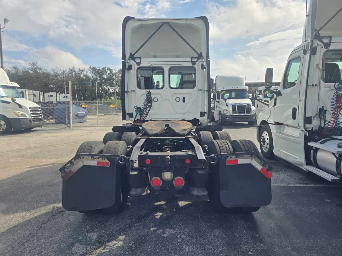 2019 Freightliner Cascadia - image 5