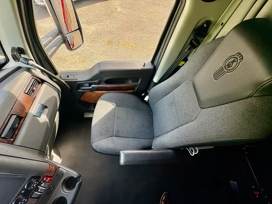 2025 Kenworth T680 in Greensboro, NC — photo 12