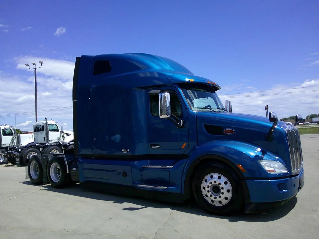 2021 Peterbilt 579 in Fargo, ND — photo 2