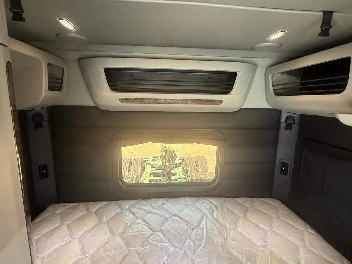 2027 Peterbilt 589 - image 31