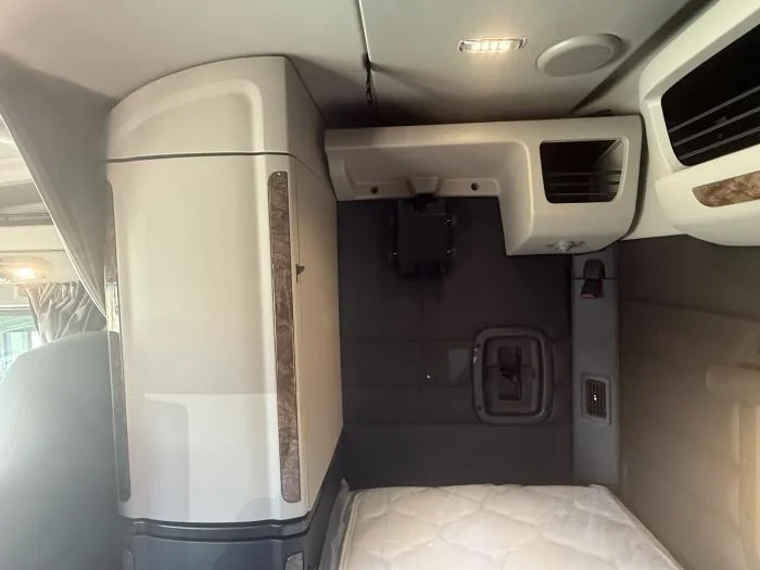 2027 Peterbilt 589 - image 28