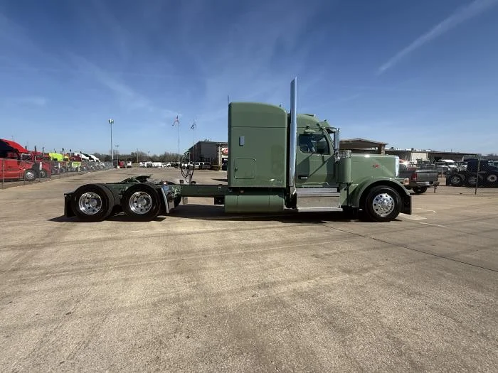 2027 Peterbilt 589 - image 12