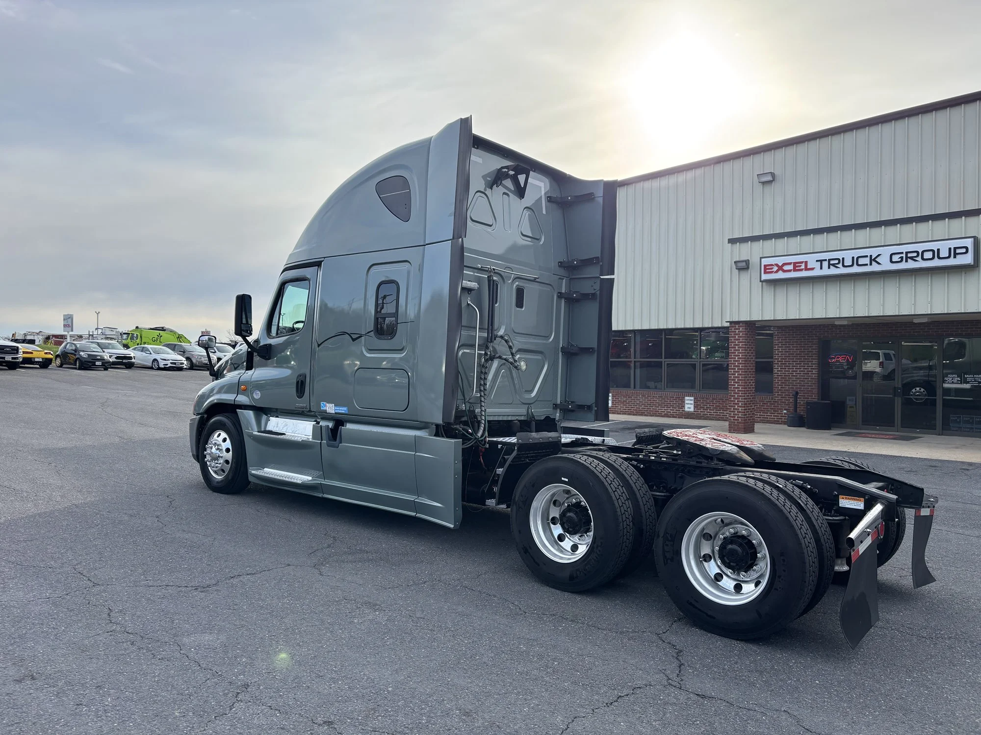 2016 Freightliner Cascadia - image 3