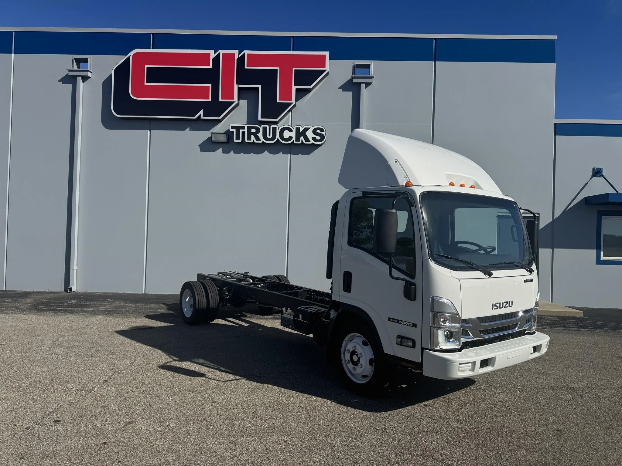 2025 Isuzu NRR in Champaign, IL — photo 3