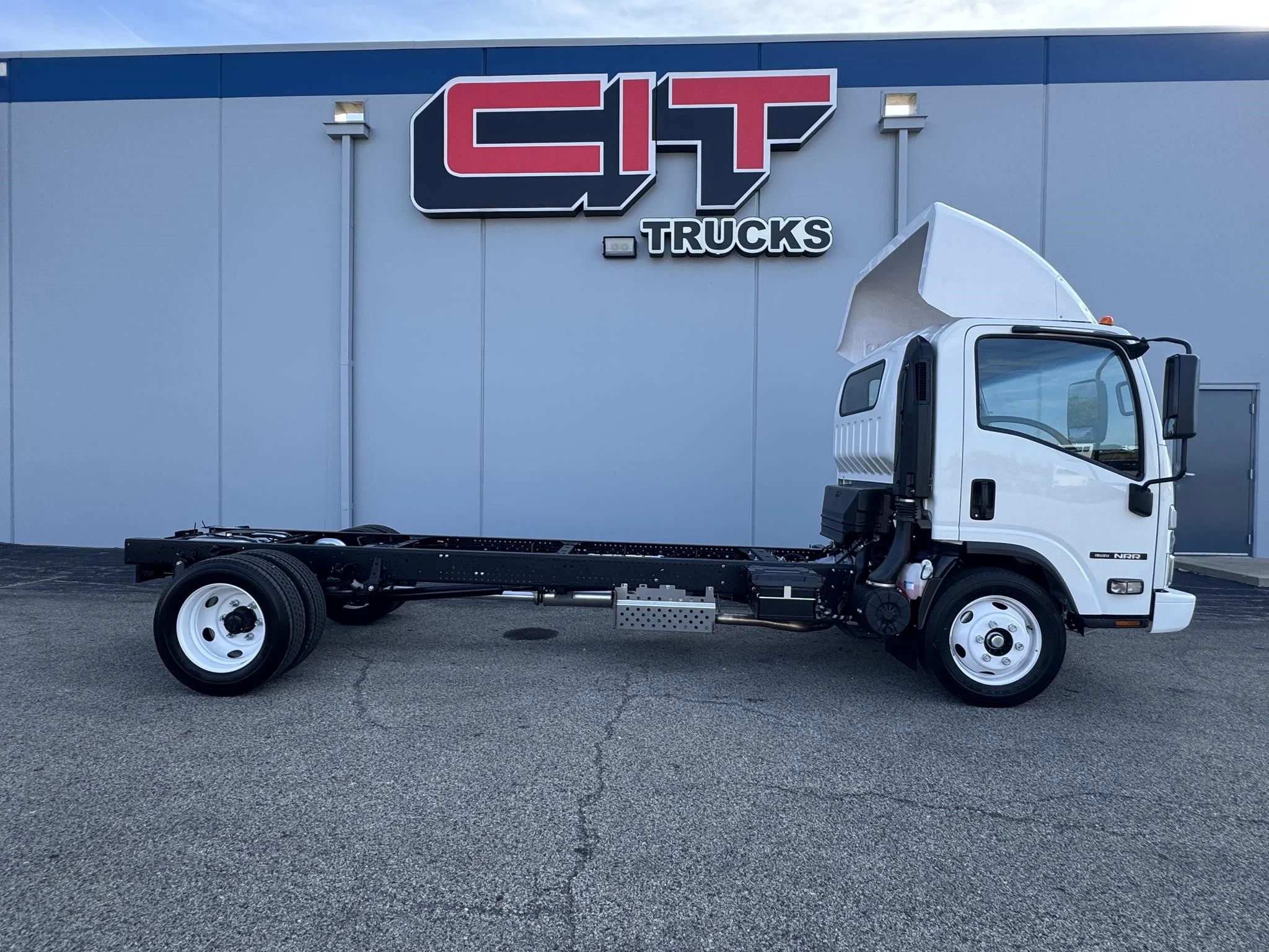 2025 Isuzu NRR in Champaign, IL — photo 6