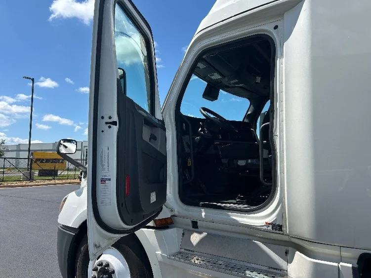 2021 Freightliner Cascadia in Earth City, MO — photo 9