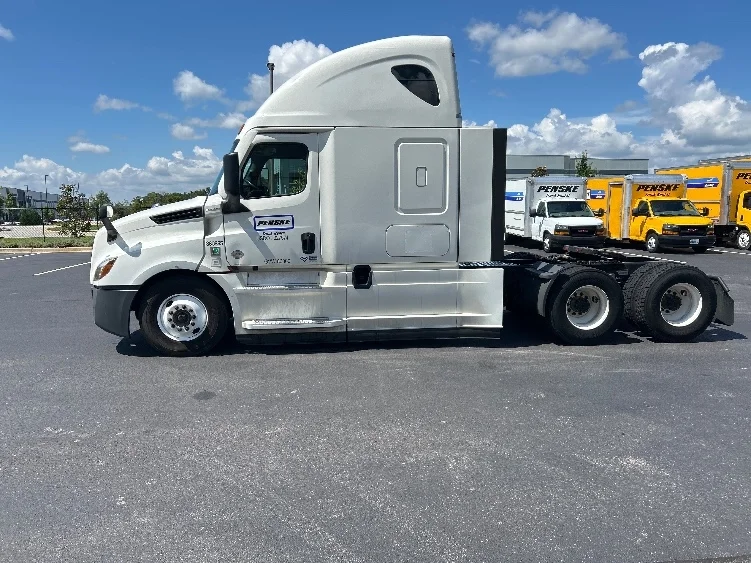 2021 Freightliner Cascadia in Earth City, MO — photo 4