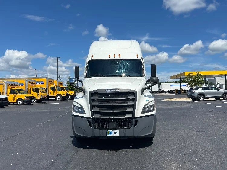 2021 Freightliner Cascadia in Earth City, MO — photo 2