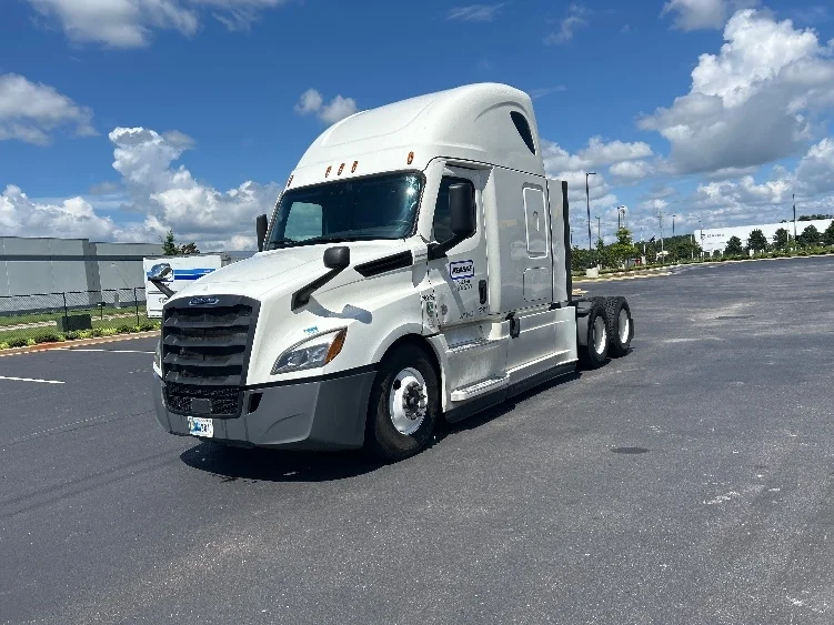 2021 Freightliner Cascadia in Earth City, MO — photo 3