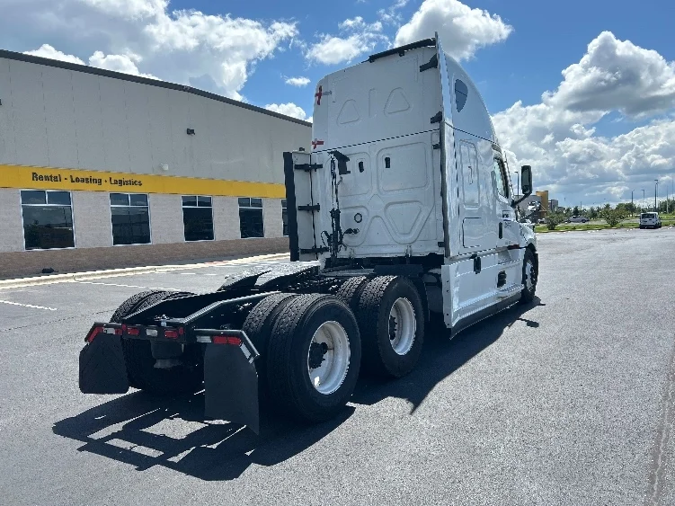 2021 Freightliner Cascadia in Earth City, MO — photo 7
