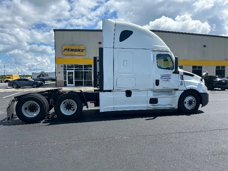 2021 Freightliner Cascadia in Earth City, MO — photo 8