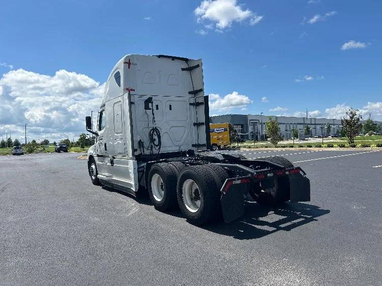 2021 Freightliner Cascadia in Earth City, MO — photo 5