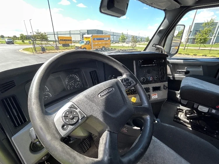 2021 Freightliner Cascadia in Earth City, MO — photo 10