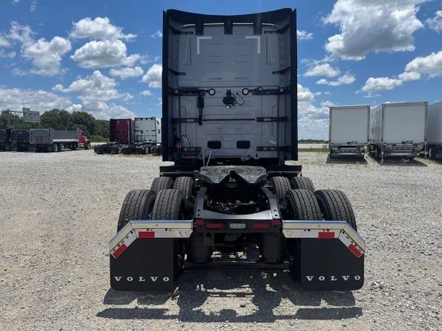 2027 Volvo VNL 860 in London, OH — photo 4