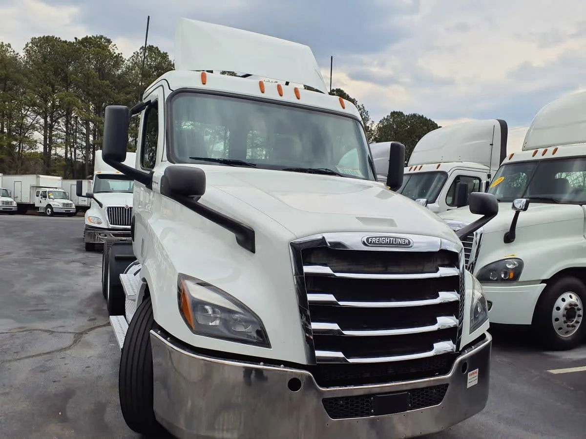 2019 Freightliner Cascadia - image 2