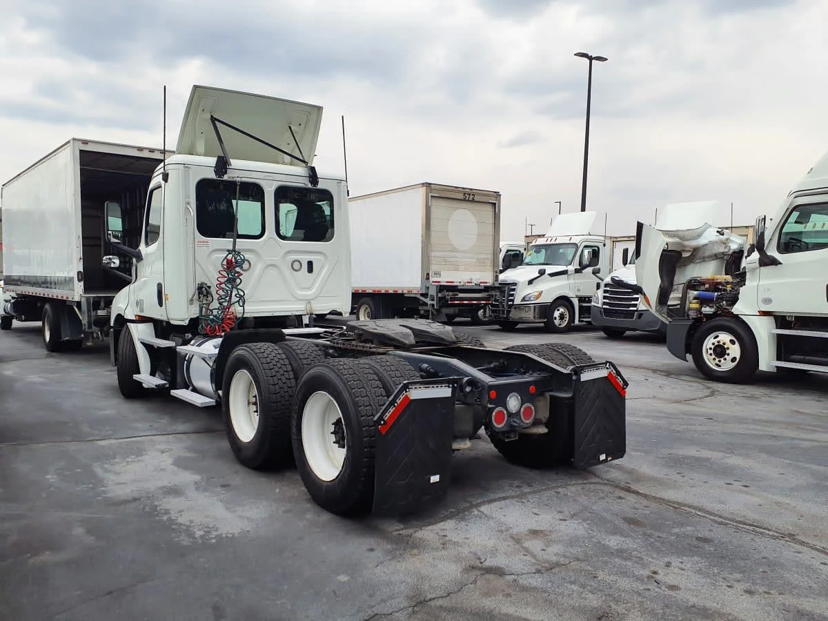 2019 Freightliner Cascadia - image 6