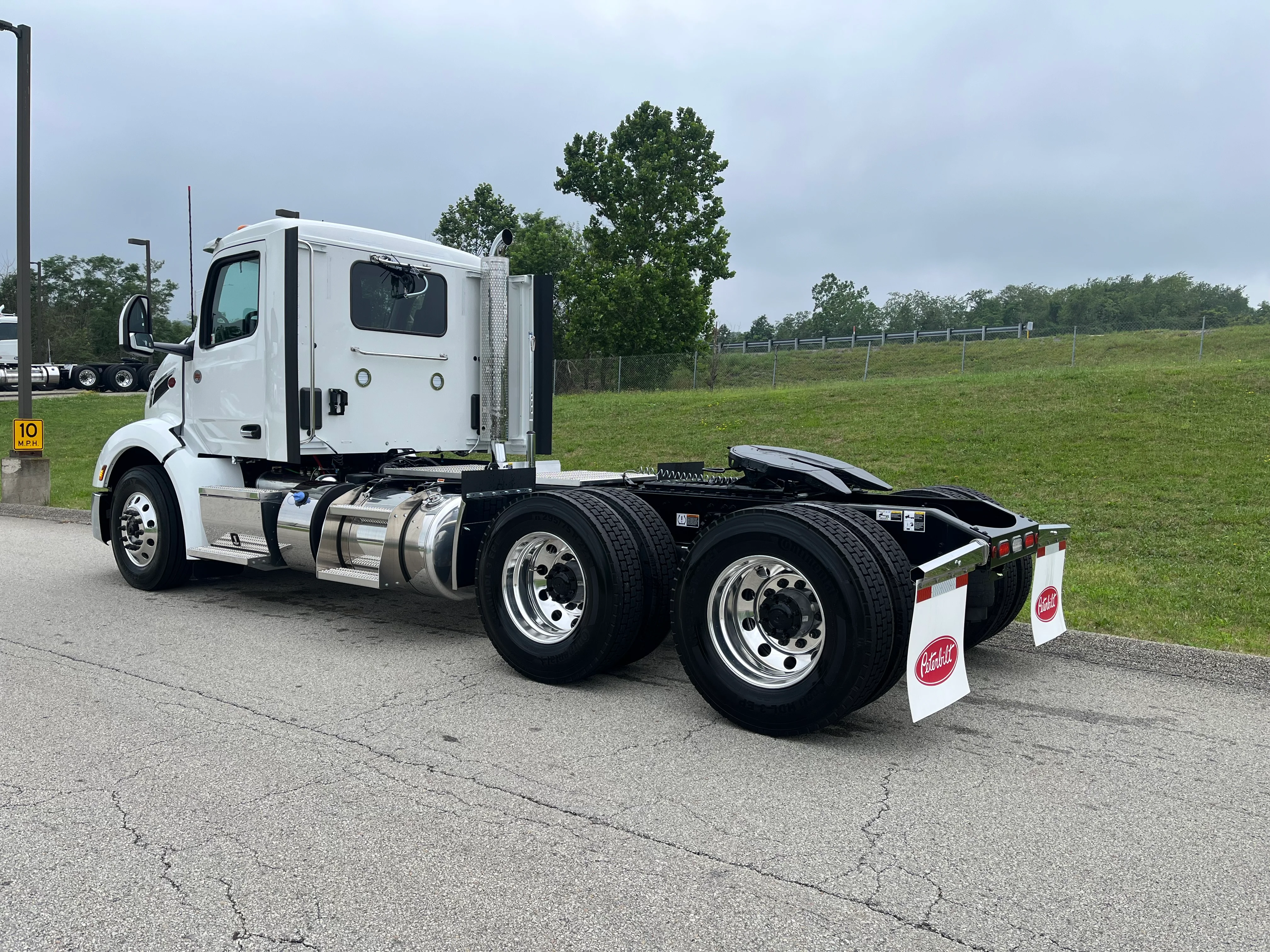2027 Peterbilt 579 in Uniontown, PA — photo 2