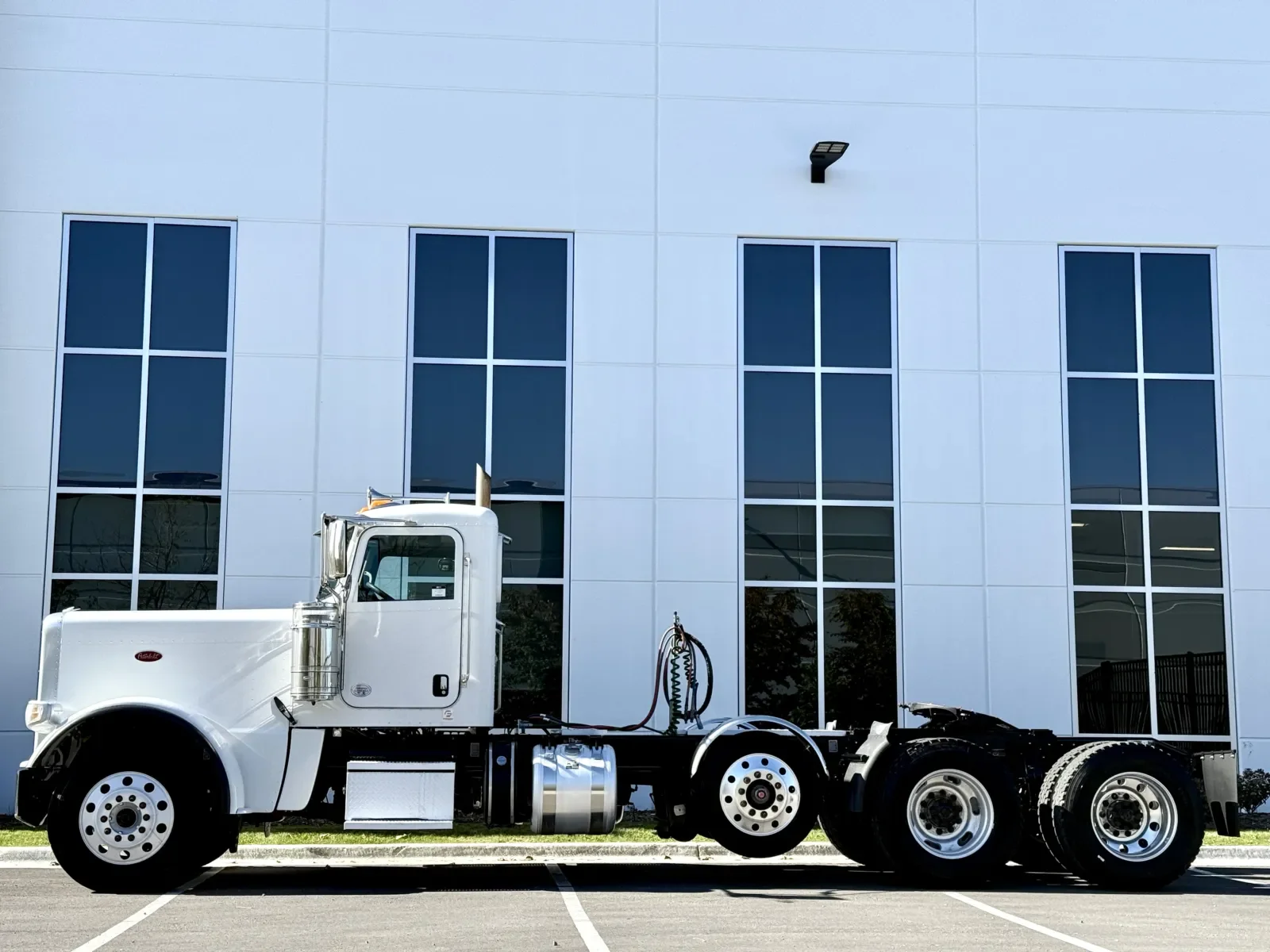 2020 Peterbilt 389 - image 4