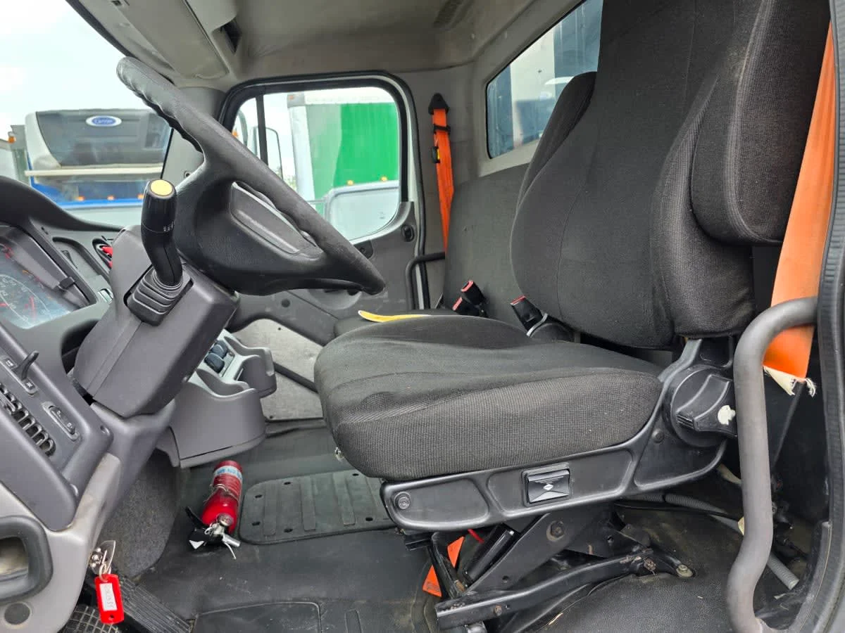 2016 Freightliner M2 106 - image 7