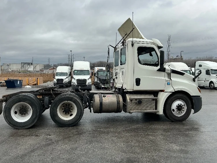 2019 Freightliner Cascadia in La Porte, IN — photo 8
