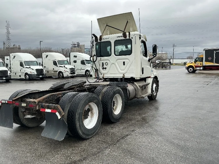 2019 Freightliner Cascadia in La Porte, IN — photo 7
